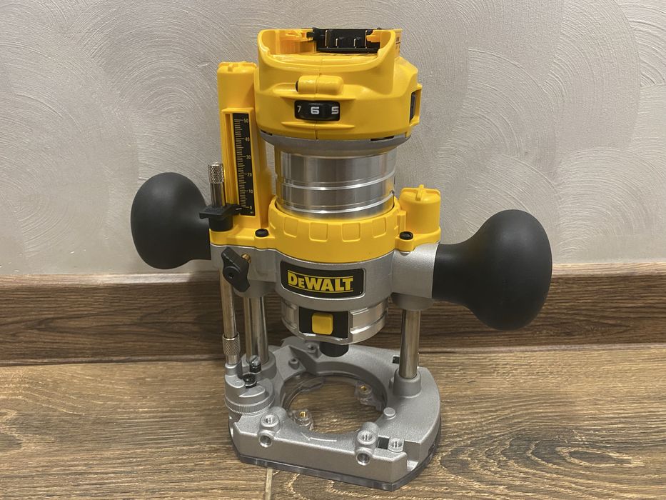 Фрезер DeWalt DCW604NT
