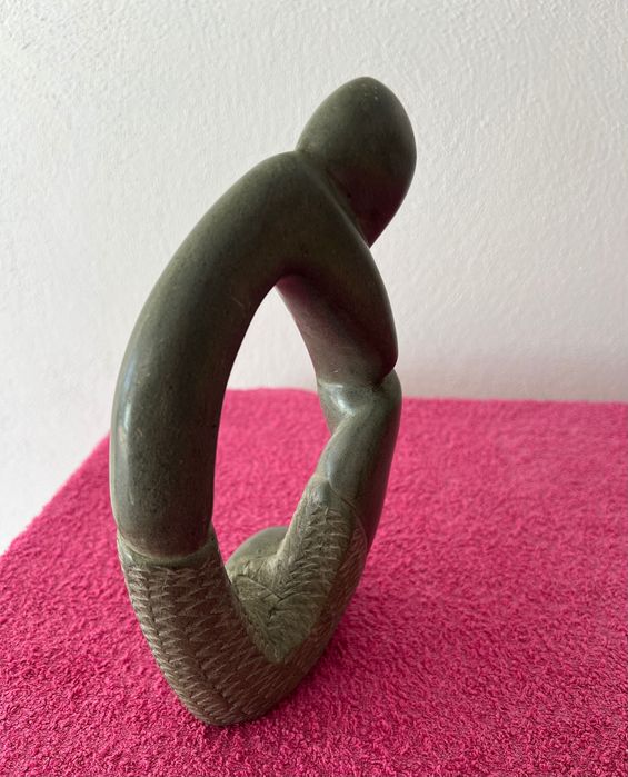 Estatueta em pedra polida (abstrata)