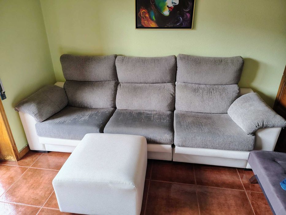 Sofá 3 lugares com acento expansível e com puff de centro