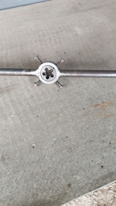 Плашки и плашкодержатель