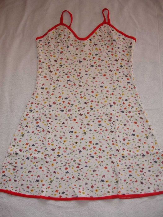 Camisas de noite e pijamas novos