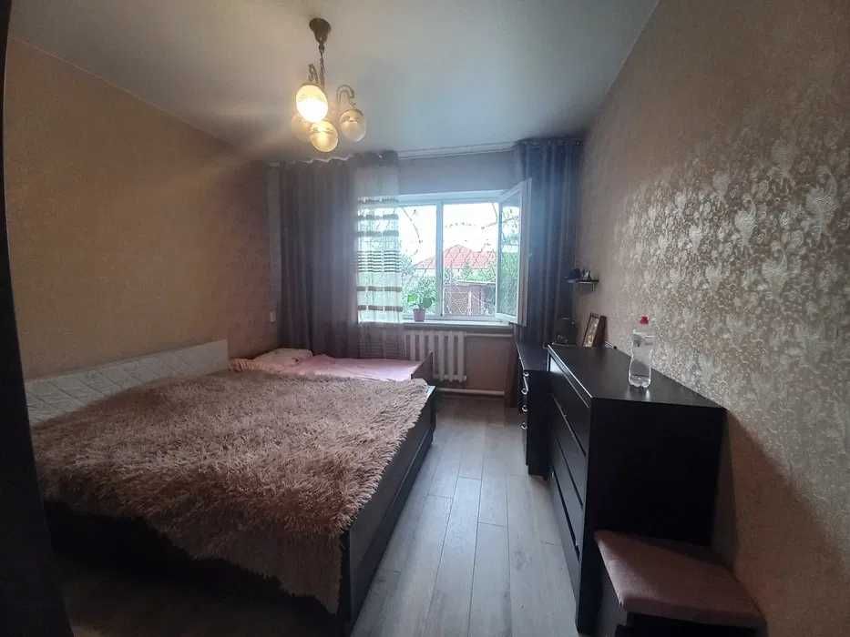 (13)Продам просторий 2-поверховий будинок в центрі с. Молодіжне.