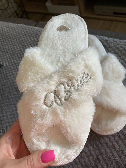 Ślubne, białe kapcie