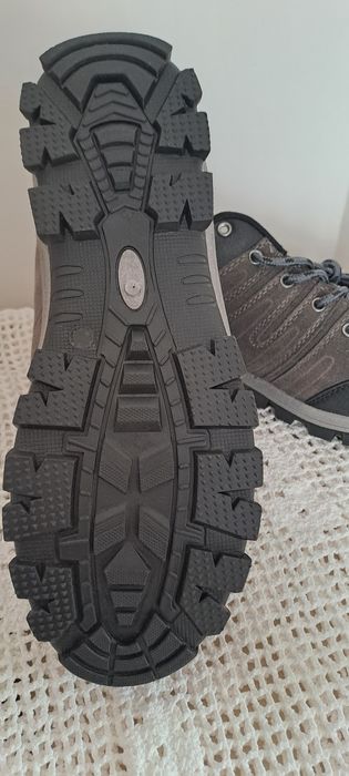 Sapatilhas montanha, cor cinza Tam 43 Novas