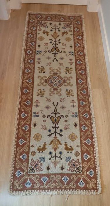 Passadeira tipo Arraiolos (Bordado à Mão) – 1,95m x 0,70m