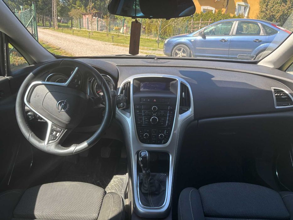 Opel Astra j 1.4 Turbo z 2010 roku