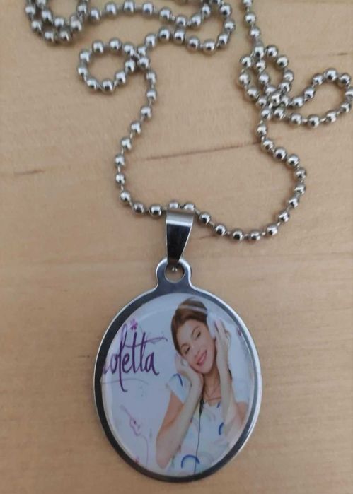 Conjunto medalha e crachá.