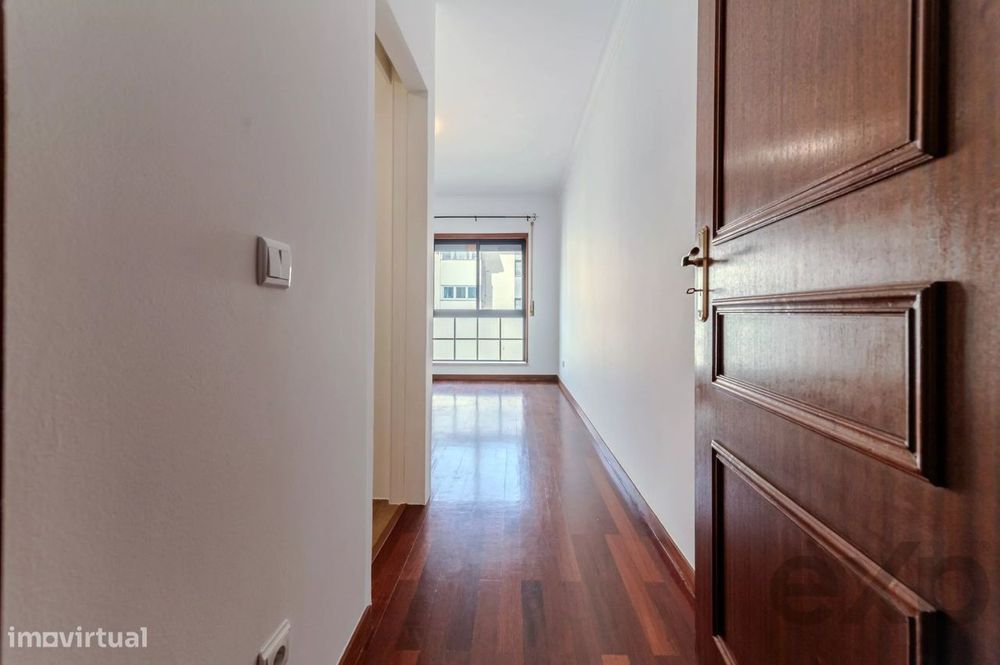 Apartamento T2  remodelado, varandas com vista desafogada, arqueamento