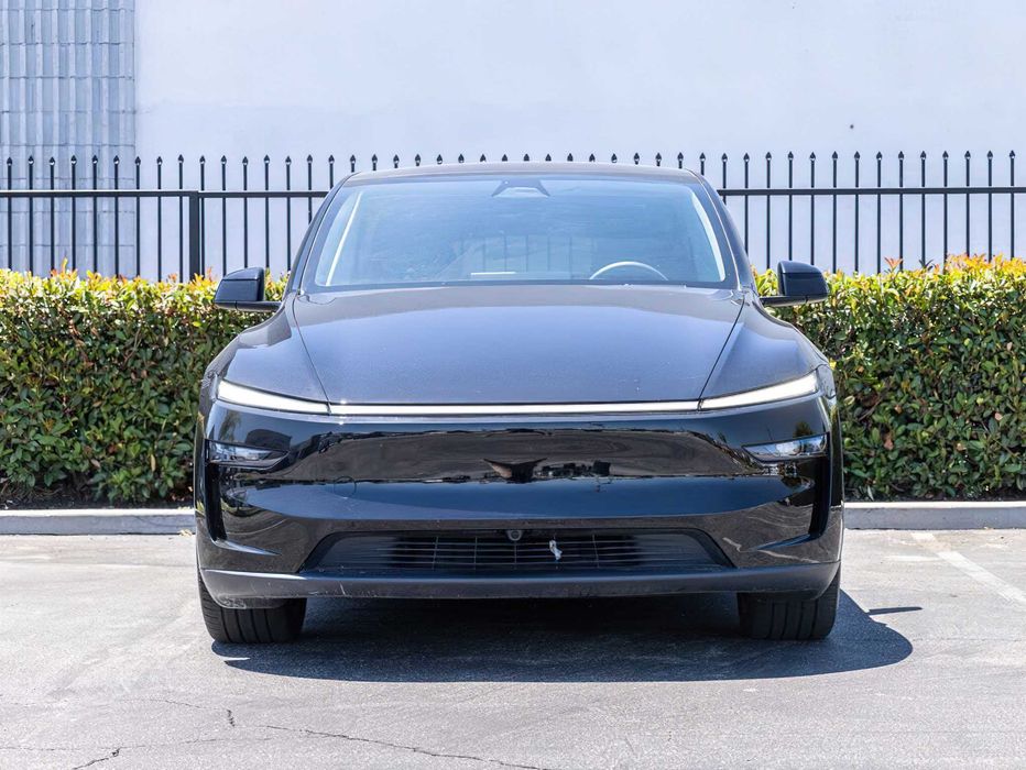 Tesla Model Y Long Range      2026