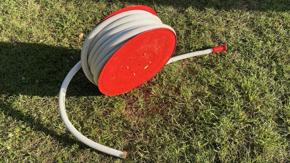 Wąż zbrojony 30m ze zwijakiem hydrant wewnętrzny 1 cal