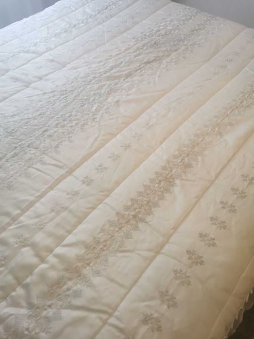 COLCHA BRANCA DE CETIM COM FLORES BORDADAS