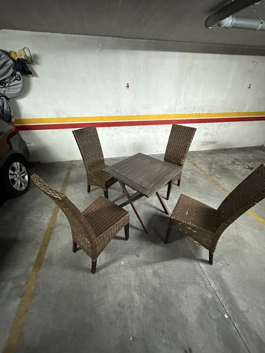 4 cadeiras + mesa desmontável