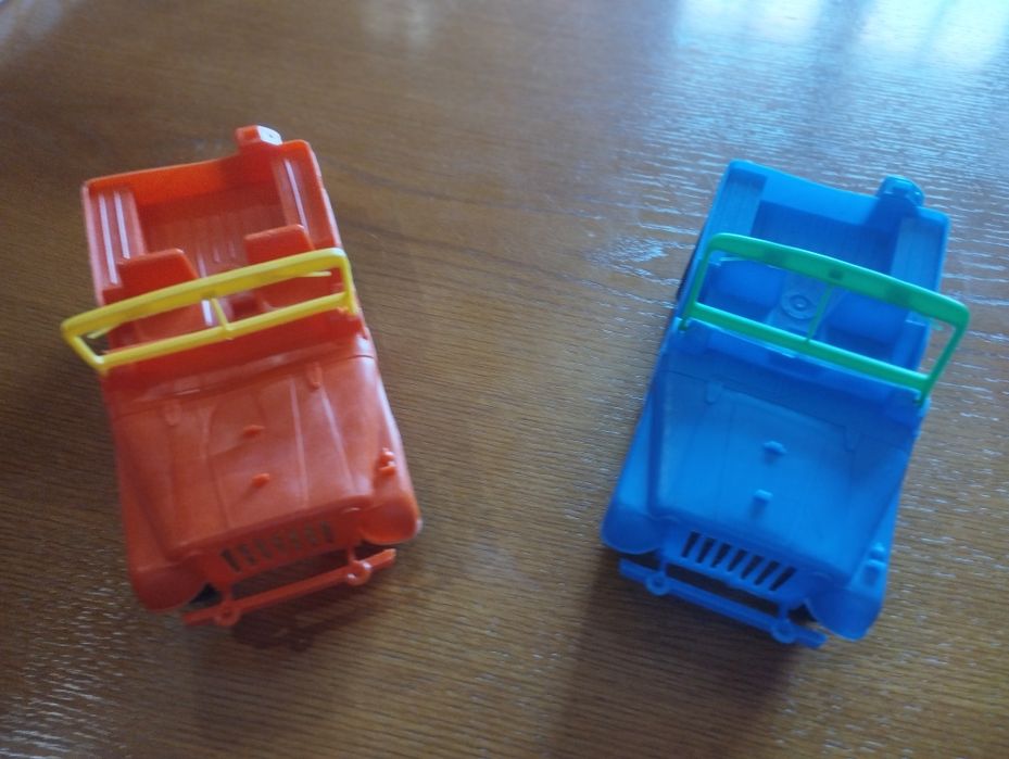 2 carros de brincar em muito bom estado