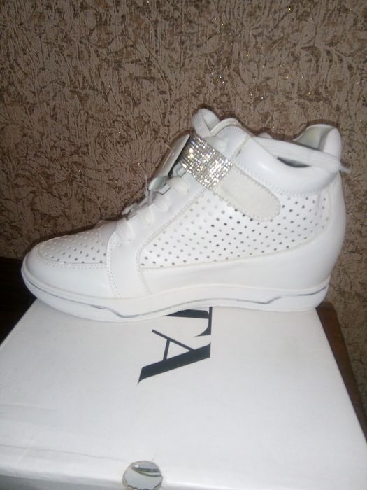 Продам женские кросовки