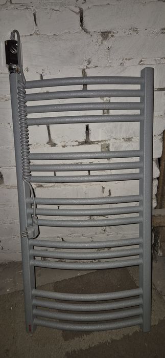 Grzejnik łazienkowy drabinkowy elektryczny.