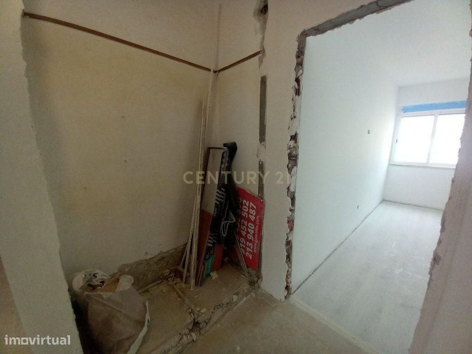 T2 Totalmente Remodelado no Carregado – Cozinha Equipada e Excelente A
