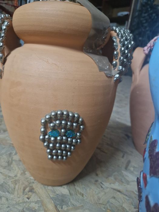 Potes em barro com decoração