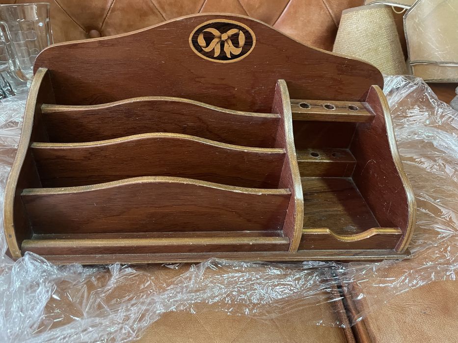 .Suporte de cartas e canetas em madeira