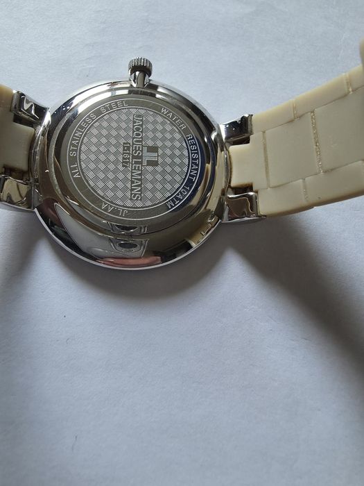 Годинник бренду Jacques Lemans.