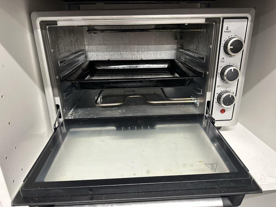 Forno pequeno da eletronia