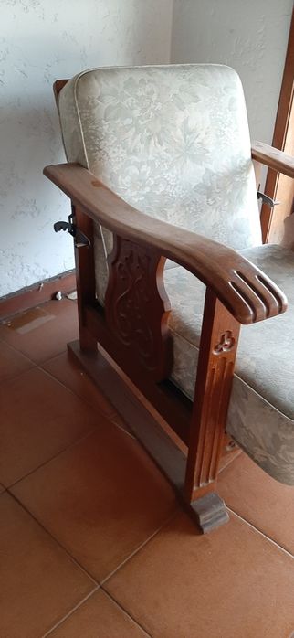 Cadeirão antigo em madeira maciça