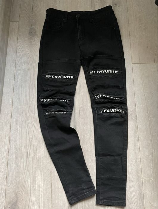 Czarne jeansy z nadrukiem