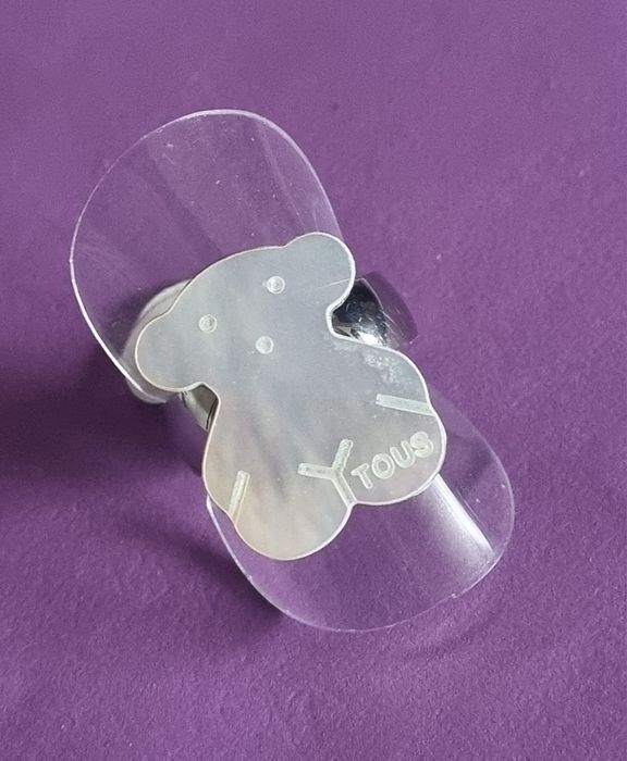 Anel prateado, em aço, com ursinho em madrepérola. T17