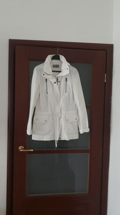 Zara cienka kurtka z kieszeniami i chowanym kapturem roz.S