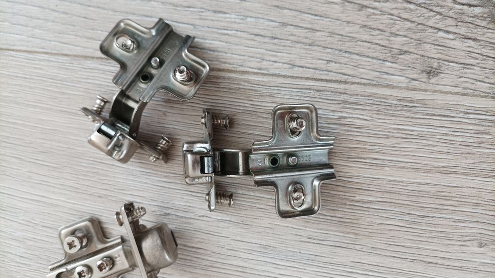 Zawiasy do szafek