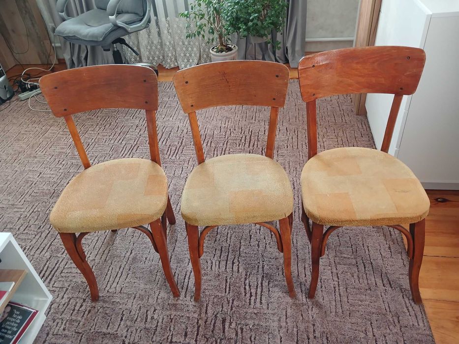 Диван 80-х років пружинний, заново обшитий. Самовивіз.