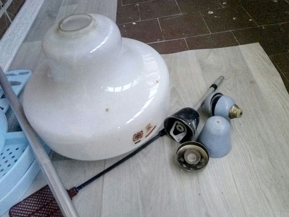 Зeркало, вeшалка, дeржатeль, люстра.Всe для сьeмной кварт. для дачии