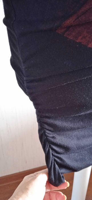 asymetryczna krótka sukienka w stylu punk-rockowym