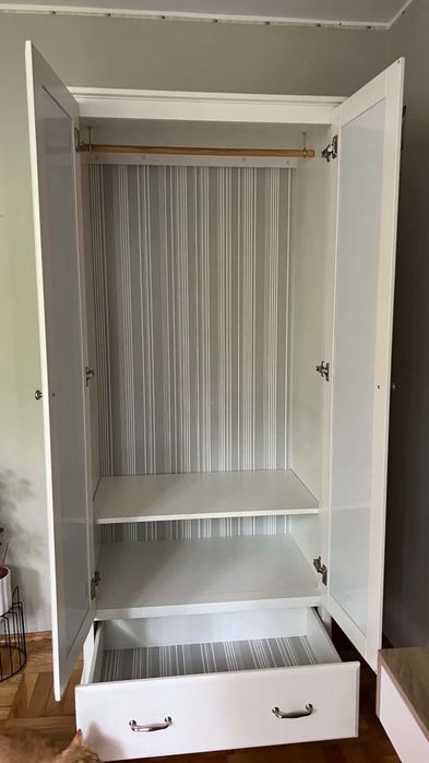 Biała szafa z lustrem IKEA TYSSEDAL