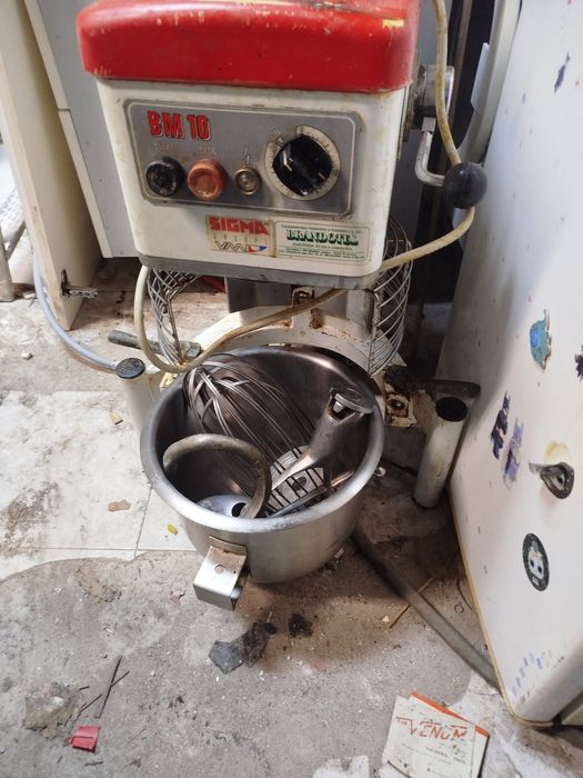 Batedeira profissional de pasteleiro máquina fiambreira tudo a funcion