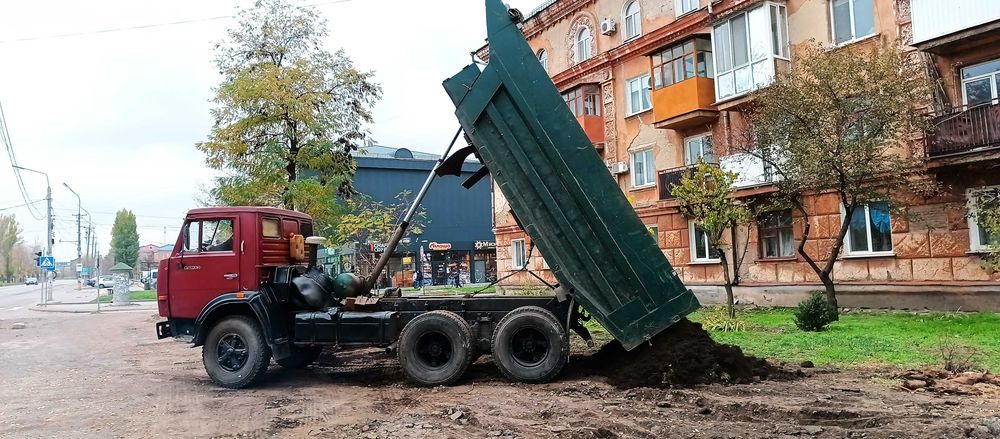 КАМАЗ-самоскид: пісок, щебінь, відсів, цегла, перегній, вивіз сміття.