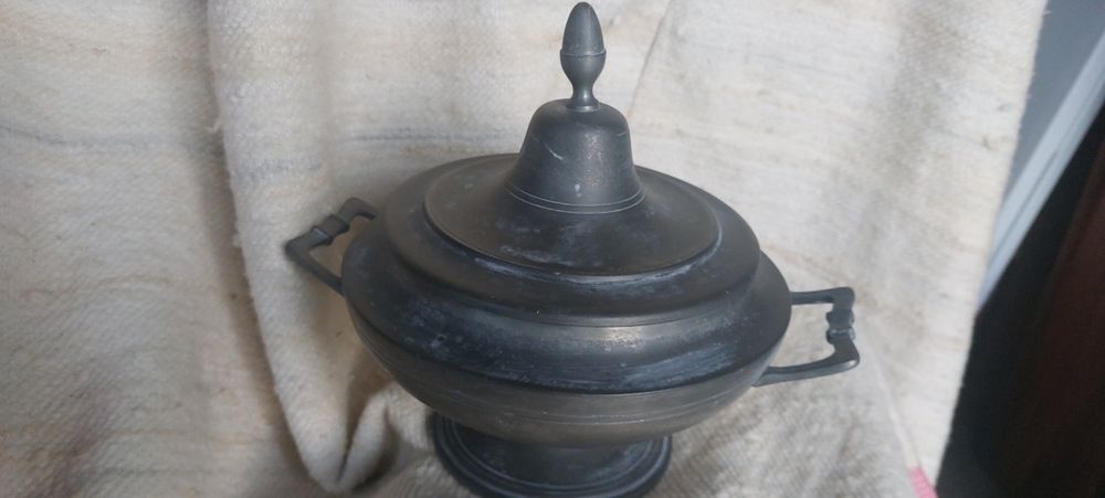 Pote em estanho decorativo