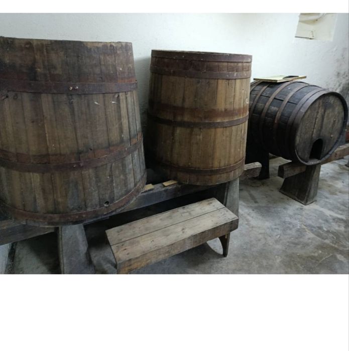 Lote de Dornas e Pipa de Madeira Antiga – Ideal para Adega / Decoração Rústica