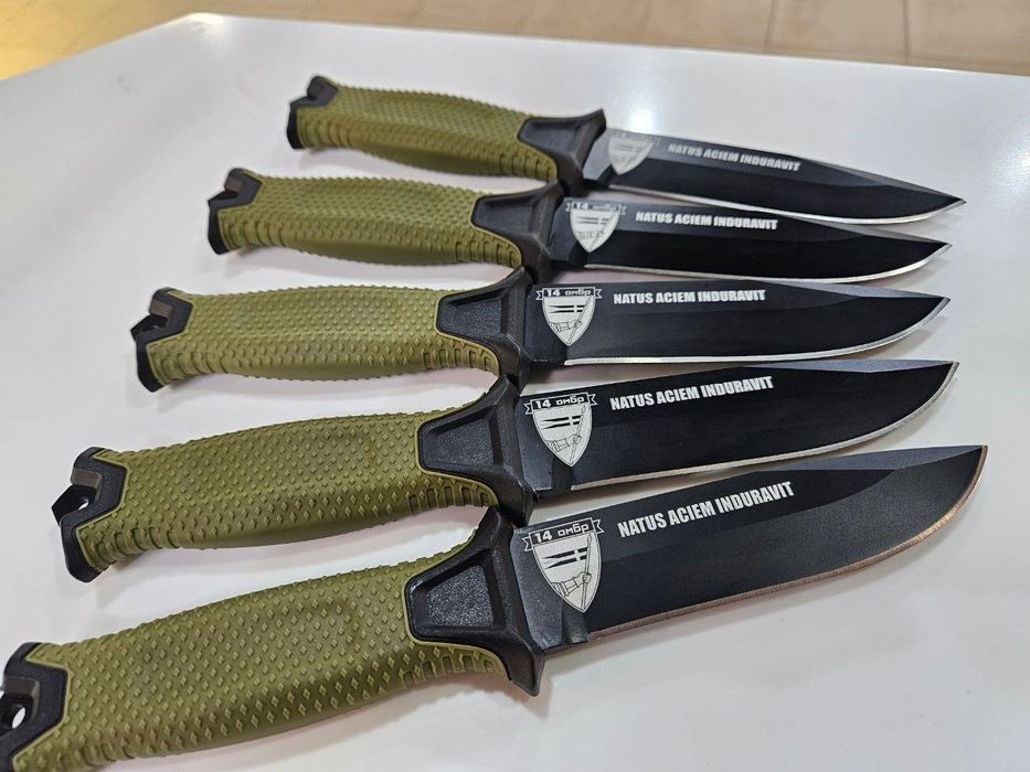 Тактичный нож для военного с гравировкой эмблемы