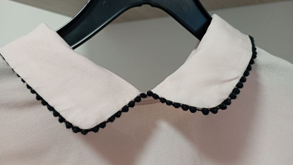 Pudrowa bluzeczka z kołnierzykiem