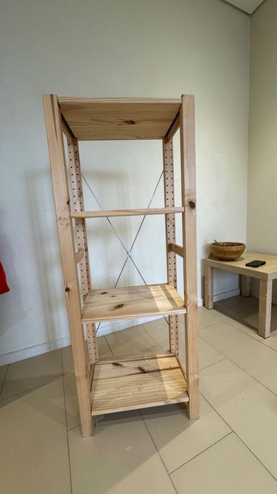 Estante de madeira maciça – sólida e em ótimo estado