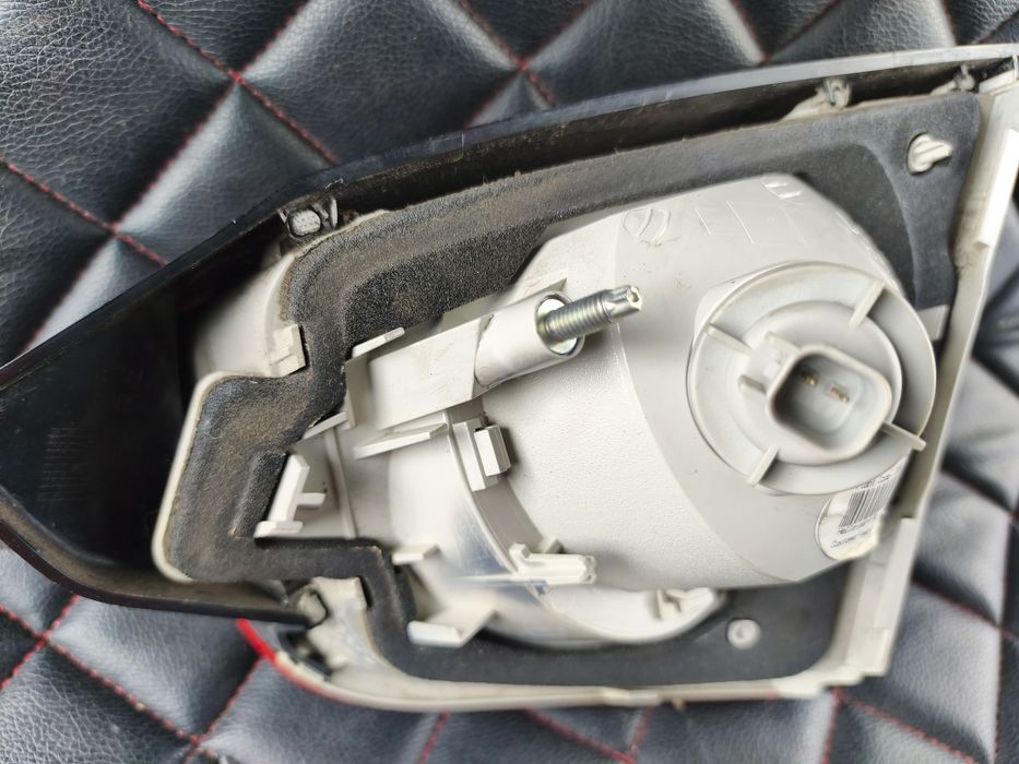 Ford Kuga I Lampa Tylna Lewa W Klapę 2ZR00954601