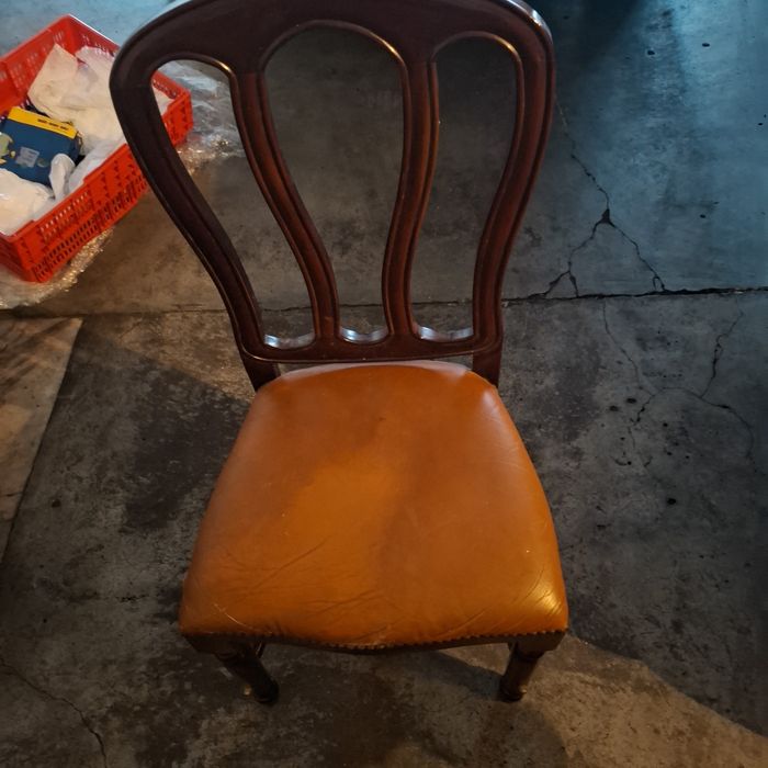 Mesa de sala em ótimas condições mais 4 cadeiras