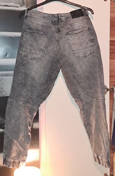 Joggery szare z dziurami