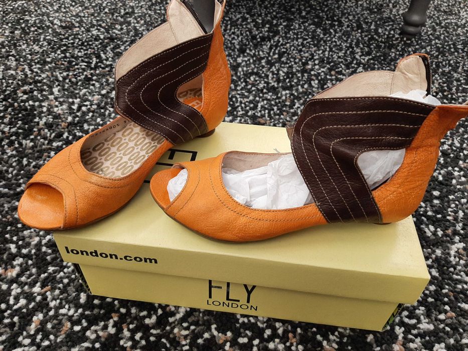 Sandálias laranja e castanhas,  Fly London.