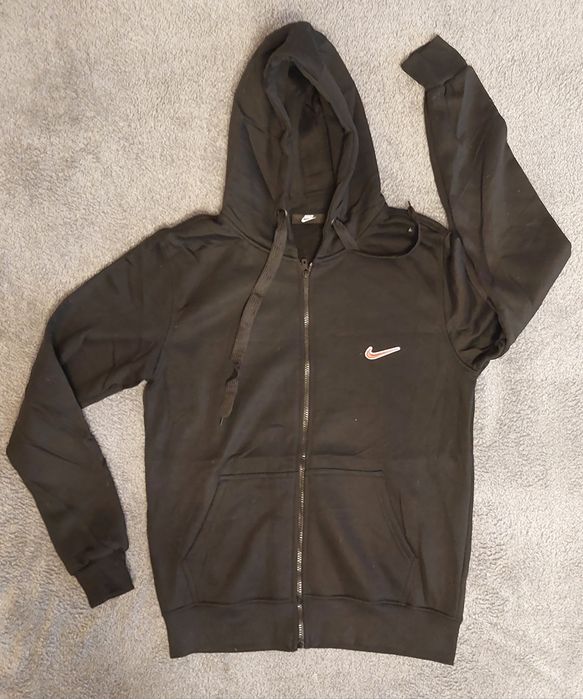 Dresy męskie z czerwonym logo Nike.