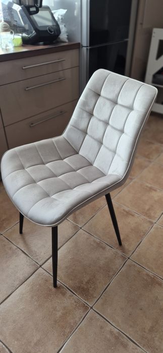 Krzesła Black Red White