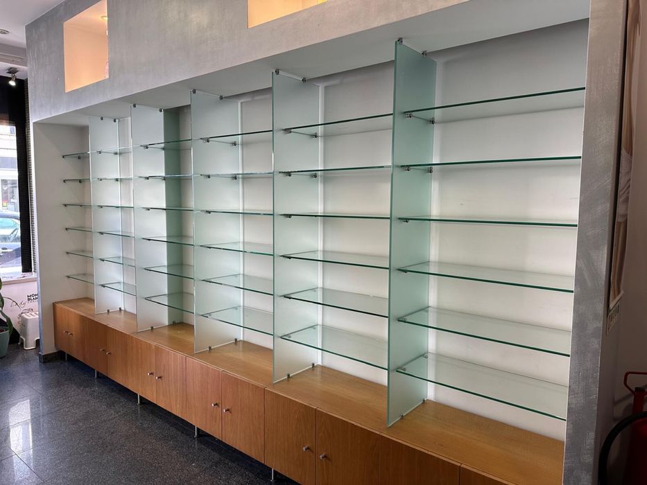 Móveis e expositores/lineares de loja como novos.