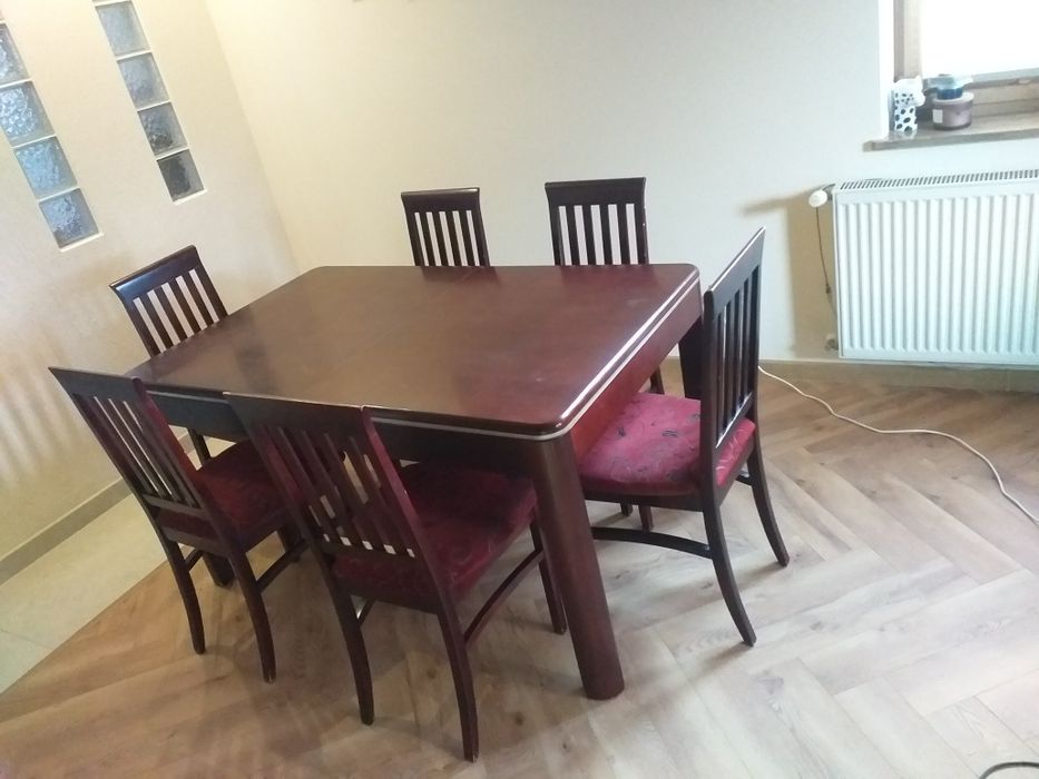 Stół rozkładany  z 6 krzesłami, komoda, stolik kawowy