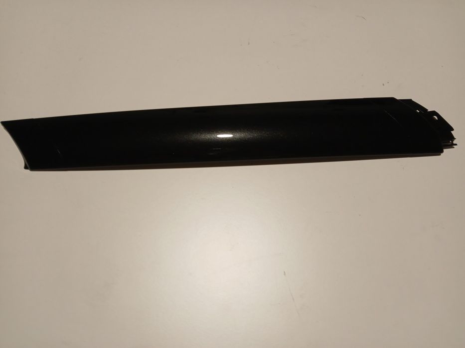 lewa listwa maskujaca szyby przod L8B2-025A53-B Land Rover