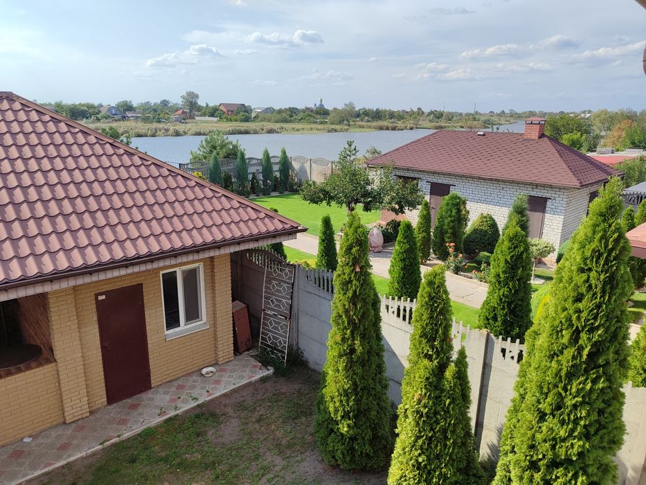 Продаж - двоповерховий дачний будинок з виходом до ріки с. Новоселівка